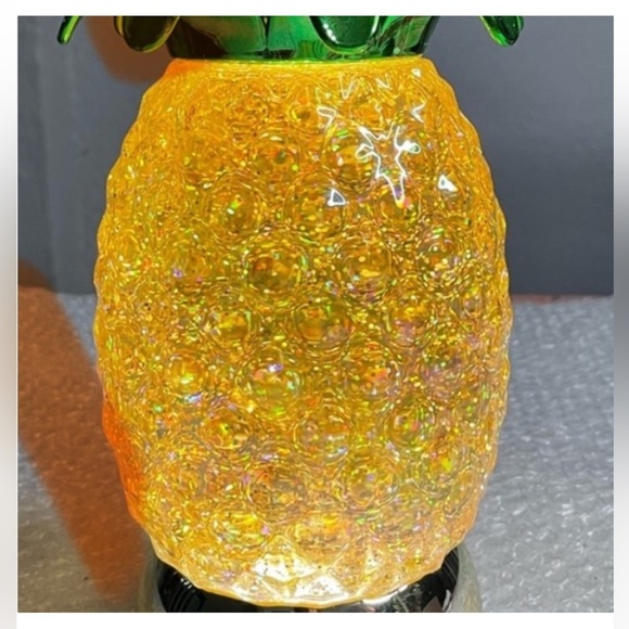 [Bath & Body Works] NWT PINEAPPLE GLITTER WATER-GLOBE LIGHT UP CANDLE
HOLDER - Picture 8 of 11